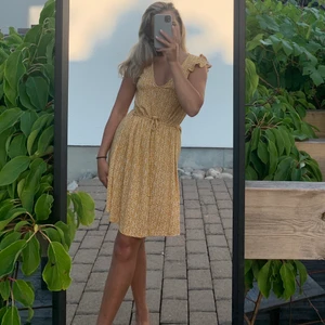 Somrig klänning  - Söt somrig gul klänning från Mango köpt i somras, men aldrig använd, prislappen är kvar. Ett snöre i samma mönster som man kan knyta runt midjan, som detalj lite volang på axlarna💛💕 Köptes för 299kr, säljes för 170kr+frakt