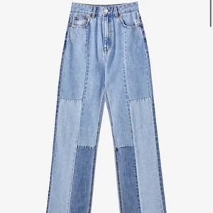 Patchwork jeans - Raka patchwork jeans från pull and bear i strl 34, köpta från zalando för 400 kr, slutsålda. Sitter bra i längden på mig som är ca 178 men säljer då de sitter tight runt låren, helt oanvända endast testade.
