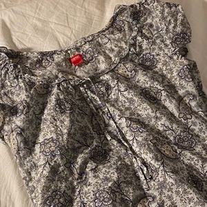 Esprit blus  - Intressekoll på denna otroligt gulliga blusen, med jättefina detaljer💕💕 från esprit!! Passar på mig som oftast bär S! 