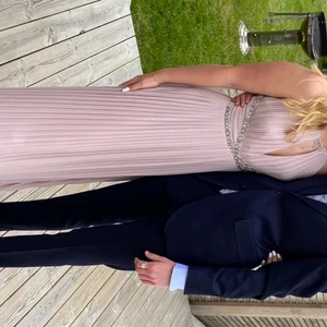 Balklänning Smuttsrosa - Balklänning som säljes, använd två ggr. En klänning som har en fint tyg, volanger och bling bling. Dragkedja bak på ryggen. Är 160cm lång och klänningen är ner till marken. Storlek S. Köptes för 900kr