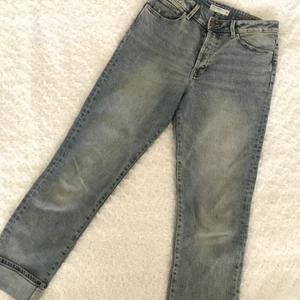 Mom jeans storlek M - Mom jeans med hög midja. Fram- och bakfickor. Väldigt skön mjuk material.