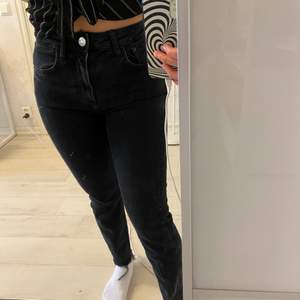 Svarta jeans köpta på Zara för 359kr säljer för 100kr. Storlek 34 ganska liten i storleken! Använda en gång väldigt bra skick. 