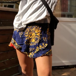 Kort omlottkjol - Skitsöt kort knytkjol köpt på emmaus men aldrig använd av mig! Jättefint mönster och perfekt nu till hösten/sen sommaren. Eftersom det är en knytkjol passar den nog de flesta storlekar! (Tröjan på bilden är också till salu på min sida!)