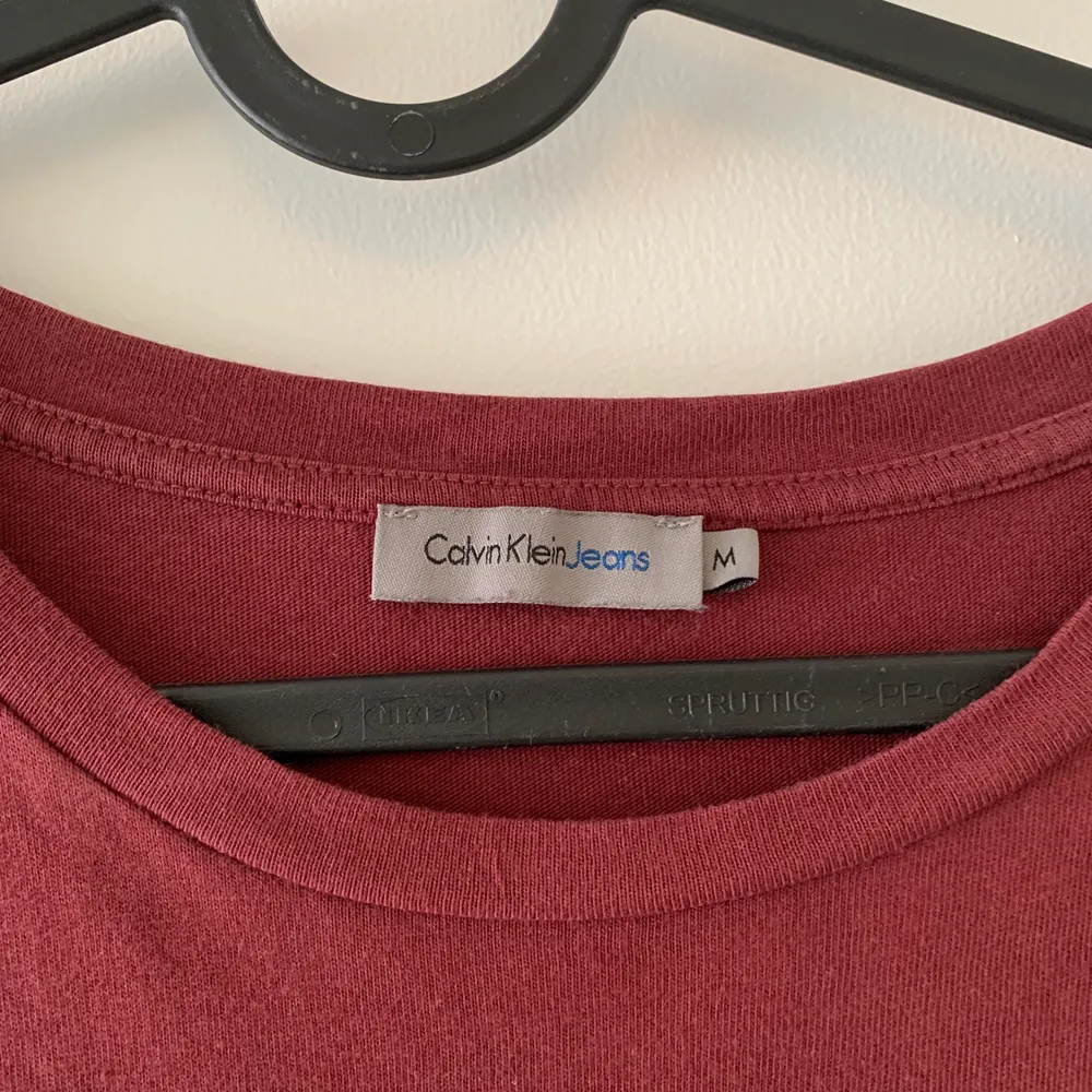 Vinröd T-shirt från Calvin Klein. Använd fåtal gånger och är i bra skick. Storlek m, är sann i storleken. Kan mötas upp i Malmö & Vellinge, köparen står för frakten. . T-shirts.