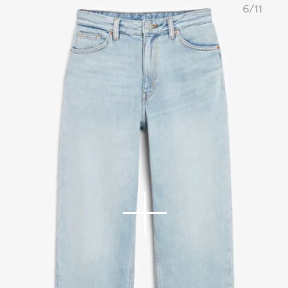 Ett par blå jeans från monki, säljer eftersom att det börjar bli lite små💖Strl 25, använda fåtal gånger med två små fläckar där bak. Syns knappt💕. Jeans & Byxor.