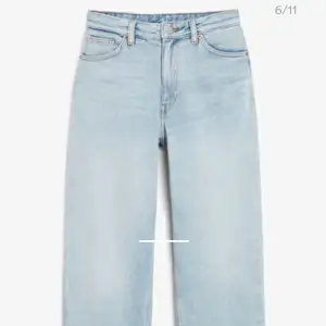 Ett par blå jeans från monki, säljer eftersom att det börjar bli lite små💖Strl 25, använda fåtal gånger med två små fläckar där bak. Syns knappt💕