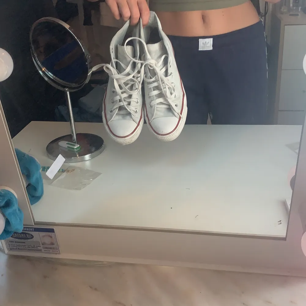 Säljer min fina converse som jag har använt en del. Säljer för får ingen användning av de. För fler bilder eller frågor är det bara att du skriver till mig så svarar jag!😊. Skor.