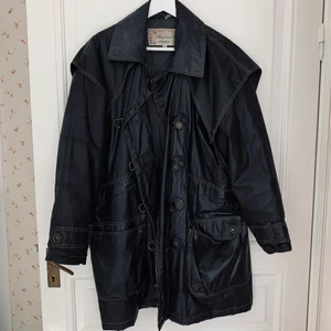 Oljejacka - SKITCOOL olje jacka från Bigarreau, fick tag på denna av min mirmor så den e vintage men i grymt skick! Tyvärr för stor för mig:(( 