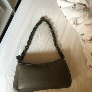 Väska - Snygg mörkgrön väska från zara med kedja som rem. Perfekt för utgång!