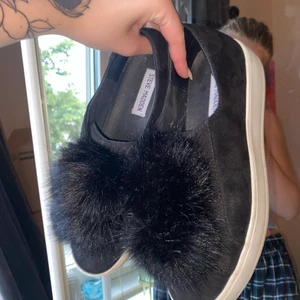 Steve madden sneakers i strl 39  - Använde dessa skor flitigt för några år sen, sedan dess har de bara legat i en garderob här hemma:( trots att skorna är använda så är de i bra skick. Ordinarie pris på sånna här skor är ungefär 1200. Upplever att de är ganska stora i storleken