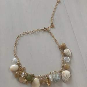 Halsband  - Jätte fint halsband med stenar och snäckor på! Har typ aldrig använt det tyvärr. Du väljer helt hur stort/ litet halsbandet ska vara. Du står för frakten också
