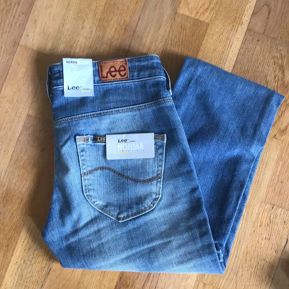 Super snygga Jeans med färgen ljusblå. Low Waisted och helt oanvända. Storleken är W24 och L31. Midjemåttet är 77 cm och innebenslängden är 80 cm. . Jeans & Byxor.