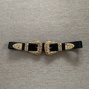 Stort midjebälte - Stort midjebälte med guldiga detaljer. Snyggt att sätta i midjan på klänning eller oversized topp/skjorta. Använd 1 gång. Finns i Malmö