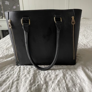 Väska  - Säljer min fina Don Donna väska då den inte kommer till användning längre❤️ Nypris 400kr säljer för 50kr. Den har en liten repa vilket syns på sista bilden. Kan mötas upp i centrala Jönköping eller skicka via post (då står köparen för frakt) 