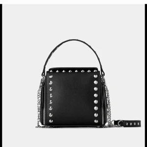 Väska  - Intressekoll på denna populära väska. Budgivningen pågår fram till nästa veckas fredag! Buda på!!!💕