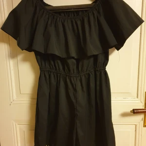 Klänning - Kort byxklänning i stl L, men skulle säga att den är mer som en M