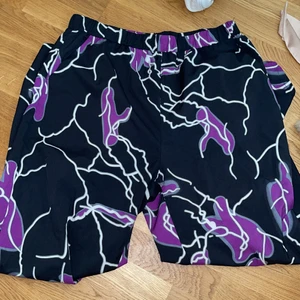 Mönstrade byxor  - ⚠️massförsäljning pga flytt⚠️ oversized byxor. Super snygga och härliga. Långa! Inga bud 