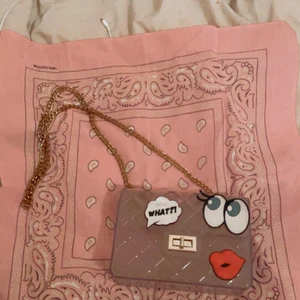 Väska 🥀 - En väska som jag har använt några få gånger original pris 299 💍