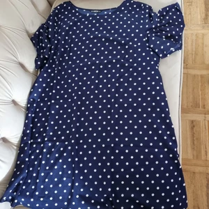 Kläning - Säljer den pågrund av att det är fel storlek så jag har inte haft den på mig.