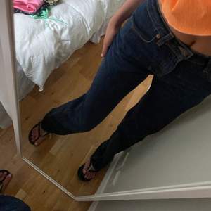 vintage jeans från levis som är såååå långa och low rise!!!!!🥰🥰 jag är 178!!! 