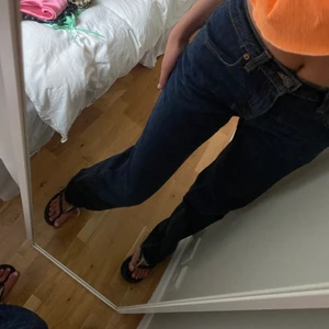 vintage levis jeans - vintage jeans från levis som är såååå långa och low rise!!!!!🥰🥰 jag är 178!!! 