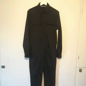 En svart jumpsuit från Zara i storlek M. Benen är lite långa på mig som är 172 cm. Har använt ungefär 3 gånger, så den är så gott som ny! Väldigt fina sömmar osv enligt min pojkvän som är designer <3 Stängs med dragkedja och har igensydda passpoalfickor där bak