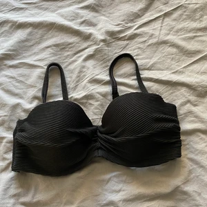 Bikinitopp - Bikinitopp från HM, storlek 75 D.