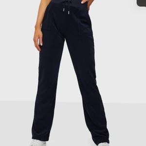 Blå juicy bukse - Selger denne fine juicy buksen fordi den er for stor til meg og da ikke brukes mer. I god stand, untatt et lite hull på den ene lommen (kan lett sys igjen). Pm for flere bilder. Pris kan diskuteres 🤍🤍