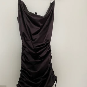 Klänning - Super fin klänning från h&m, framhäver former väldigt bra! 