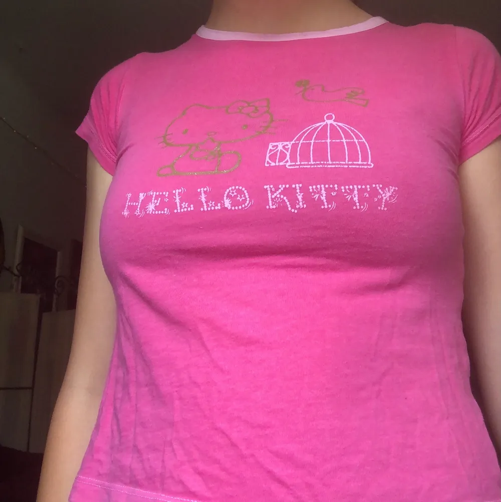 Säljer min så söta hello Kitty baby tee🥰💕perfekt till sommaren, så söt och som helt ny!❤️Vid fler intresserade startar jag budgivning😉. T-shirts.