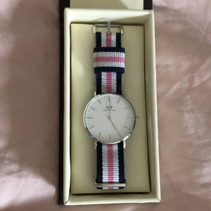 Daniel Wellington Klocka + Klockarmband - Säljer min fina klocka från Daniel Wellington! Den är i jättefint skick. Det går att byta ut det nuvarande armbandet och det följer med ett helt oanvänd armband. Köpt för 1399kr men skriv till mig om pris då jag är öppen för förhandling💕