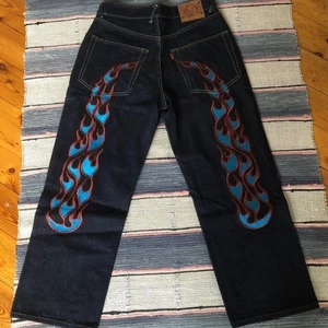 Baggy Evisu Jeans - Jävligt feta evisu jeans, kan mötas upp eller så är frakten 66 kr extra✨ jag är 160 cm men de passar på längre, är inte hemma förrän om en vecka så kan bara skicka fler bilder då :)