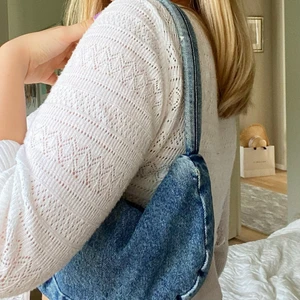 UO mini bag - väska från Urban Outfitters i jeanstyg💗 dragkedjan är lite sönder men går forfarande att dra i! bara att höra av dig för fler bilder☺️