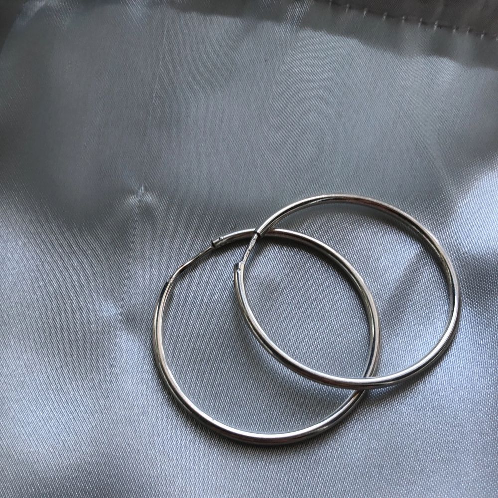 Ett par silvriga loops från Hallbergs guld vill se om någon är intresserad köpta för ~150kr ungefär. Accessoarer.