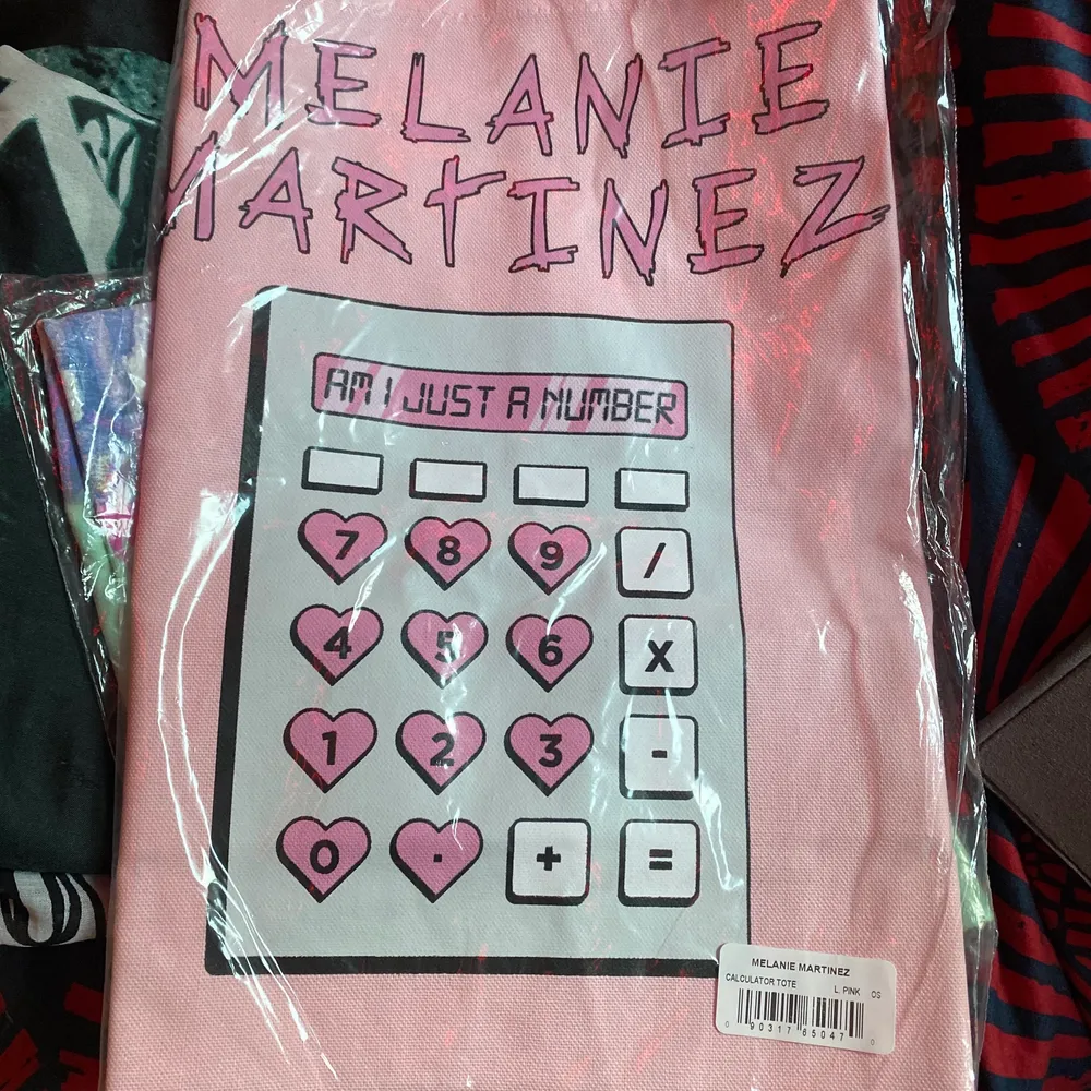 En exclusive merch från hennes k-12 konsert, ej öppnad då jag redan har en tygpåse från melanie martinez. . Väskor.