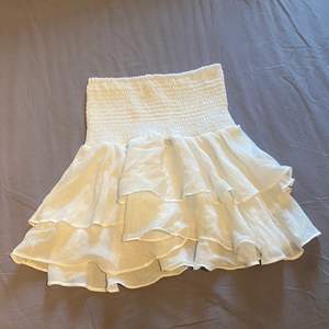 Säljer min jätte fina volang kjol som aldrig tyvärr kom till användning. Köparen står för frakten😋  (OBS ej min bild i slutet)💜💜 Många var intresserade så startade en budgivning💫 BUDET LIGGER PÅ 240kr JUST NU🥰