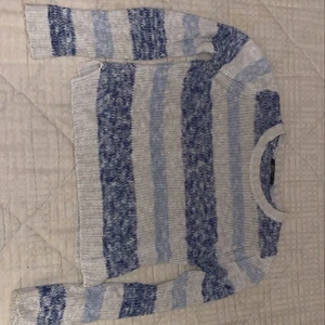 Randig Tröja - Blå och vitrandig tröja i bra skick. Storlek XS men skulle nog säga att den kan passa S också. Betala gärna med swish och möt helst upp i Linköping. ENDAST SERIÖSA KÖPARE!!!