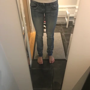 Jeans  - Jeans från H&M i strl 170. Använt några gånger men är i fint skick. Vid eventuell leverans står köparen för frakten. 