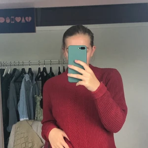 Stickad tröja - Så skön stickad röd tröja från RoseBud. Säljer pga har massa röda tröjor och denna kommer inte till användning längre..