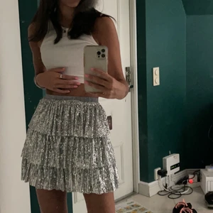 Paljett kjol zara  - Säljer nu denna underbara paljettkjol från Zara! Lappen är kvar, alltså inte använd. Den säljs inte längre (slutsåld). Säljer endast vid bra bud. Kjolen är i storlek 13-14 men sitter som en XS på mig som är cirka 172 cm. Högsta bud: 600kr. KÖP DIREKT: 700kr inklusive frakt och eller mötas upp 