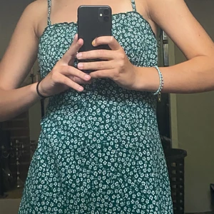 Blommig klänning - Jättejättesöt grönblommig klänning från Hm, säljer då den tyvärr blivit lite för kort på mig som är 177. 100kr+ frakt😇
