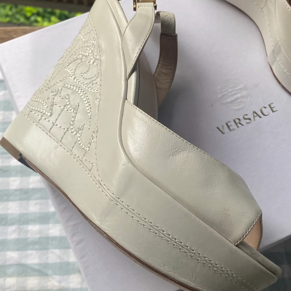 Jätte fräscha knappt använda kilklack skor i skinn från Versace . Skor.