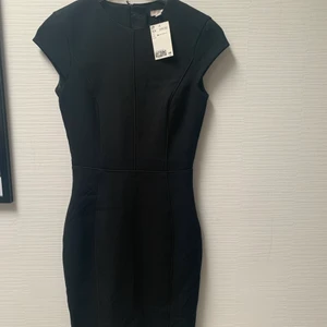 Ny klänning H&M - Svart finare ”kostymklänning” figursydd. Från H&M storlek 34. Stängs med dragkedja i ryggen. Aldrig använd, lappen kvar, nypris 299kr 
