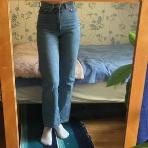 Säljer dessa weekday jeans i modellen Rowe extra high straight jeans.✨❤️ De är jätte snygga men tyvärr lite för små på mig. Jag är 169 cm lång om ni behöver något att utgå från (: köparen betalar frakt!