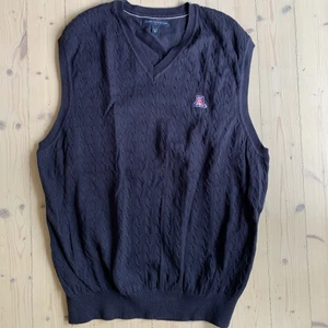 Tommy Hilfiger väst med tryck - Tommy Hilfiger väst med A-tryck på bröstet