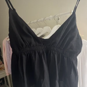 Svart linne bikbok - Svart nästan oanvänt linne från bikbok i storlek s 🖤 BUDA i kommentarerna, många som är intresserade!