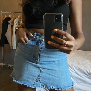 Jeans kjol - Snygg jeanskjol från Zara med slitningar! Bra skick!💕