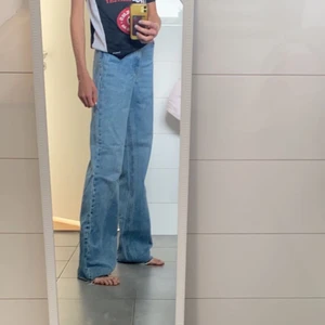 Zara jeans full lenght straight leg - Säljer dessa sjukt snygga slutsålda jeans från zara då de blivit förstora för mig. Enbart använda 1 gång så de är i nu skick.