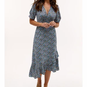 Sommarklänning  - Sommarklänning med volang i nederkant. Oanvänd med tagg kvar. Köpt från Loavies ord pris €40