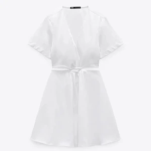 Vit klänning - Vit klänning från Zara. Relativt nyinköpt och endast använd två gånger. Storlek XS.